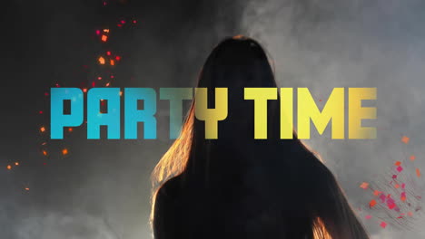 Animation-Von-Party-Time-Text-Und-Frau,-Die-Vor-Party-Hintergrund-Tanzt