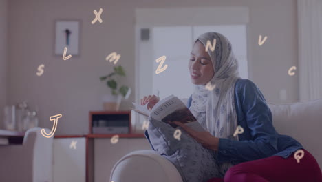Animation-Von-Buchstaben-über-Einer-Gemischtrassigen-Frau-Im-Hijab,-Die-Ein-Buch-Liest-Und-Lächelt