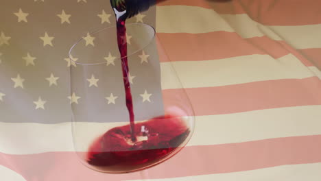 Komposit-Aus-Rotwein,-Der-In-Ein-Glas-über-Dem-Hintergrund-Der-US-Flagge-Gegossen-Wird
