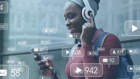 Animation-Von-Social-Media-Benachrichtigungen-über-Eine-Glückliche-Afroamerikanerin,-Die-Ihr-Smartphone-Benutzt
