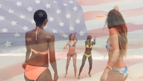 Animation-Der-Amerikanischen-Flagge-über-Fröhlichen,-Unterschiedlichen-Freundinnen,-Die-Am-Sonnigen-Strand-Mit-Frisbee-Spielen