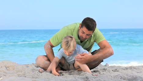Vater-Und-Sohn-Spielen-Mit-Sand