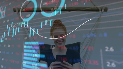 Animation-Der-Finanzdatenverarbeitung-über-Eine-Kaukasische-Geschäftsfrau,-Die-Im-Büro-Ihr-Smartphone-Nutzt