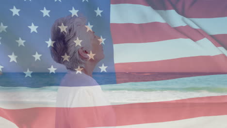 Animation-Der-Flagge-Der-USA-über-Einer-Kaukasischen-älteren-Frau-Am-Strand-Im-Sommer