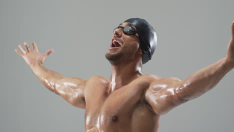 Überschwänglicher-Junger-Biracial-Athlet-Schwimmer-Feiert-Einen-Sieg-Im-Schwimmen