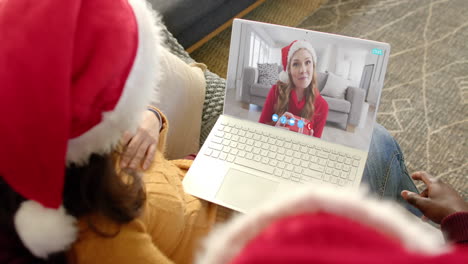 Glückliches,-Vielfältiges-Paar-Und-Freundin-Mit-Weihnachtlichem-Laptop-Videoanruf,-Zeitlupe