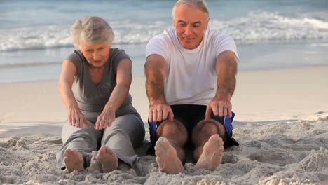 älterer-Mann-Und-Frau-Machen-Flexibilitätsübungen