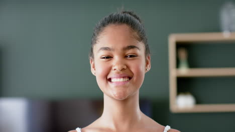 Porträt-Eines-Glücklichen-Afroamerikanischen-Mädchens,-Das-Im-Wohnzimmer-Lächelt-Und-Lacht,-Zeitlupe