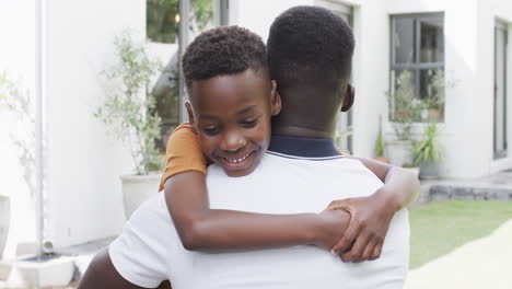 Padre-E-Hijo-Afroamericanos-Comparten-Un-Cálido-Abrazo-Al-Aire-Libre