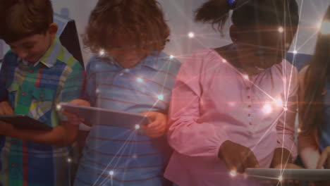 Animation-Eines-Netzwerks-Von-Verbindungen-über-Verschiedene-Schulkinder-Mithilfe-Von-Tablets