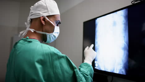 Mischlingschirurg-Betrachtet-Röntgenaufnahmen-Im-Operationssaal-Eines-Krankenhauses,-Zeitlupe