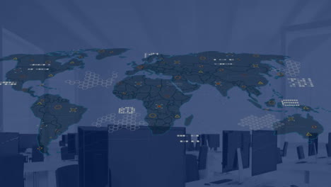 Animación-De-Pantallas-De-Computadora-Y-Procesamiento-Sobre-El-Mapa-Mundial-Sobre-Fondo-Azul