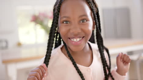 Porträt-Eines-Glücklichen-Afroamerikanischen-Mädchens-Mit-Langen-Haaren-Zu-Hause,-Zeitlupe