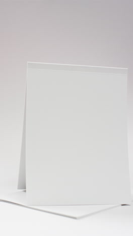 Vertikales-Video-Eines-Buches-Mit-Weißen-Leeren-Seiten-Und-Kopierraum-Auf-Weißem-Hintergrund