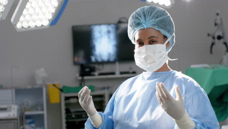 Konzentrierter-Chirurg-Bereitet-Sich-Im-Operationssaal-Auf-Einen-Eingriff-Vor