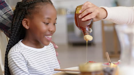 Glückliche-Afroamerikanische-Eltern-Und-Tochter-Beim-Frühstück-Zu-Hause,-Zeitlupe