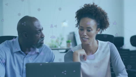 Animación-De-La-Red-De-íconos-Conectados-Sobre-Empresarios-Afroamericanos-Usando-Una-Computadora-Portátil-En-La-Oficina