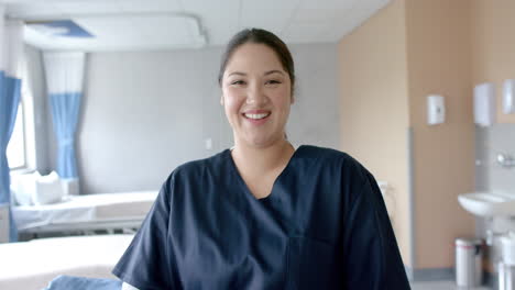Retrato-De-Una-Feliz-Doctora-Caucásica-Sonriendo-En-La-Sala-Del-Hospital,-Espacio-Para-Copiar,-Cámara-Lenta