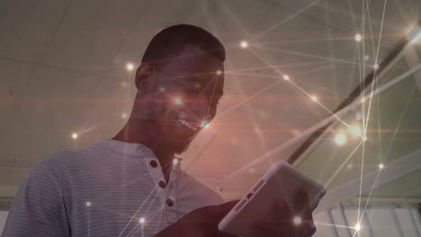 Animation-Eines-Netzwerks-Von-Verbindungen-Mit-Lichtpunkten-über-Einem-Afroamerikanischen-Geschäftsmann