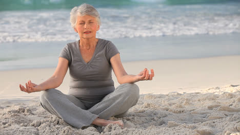 Ältere-Frau-Macht-Yoga