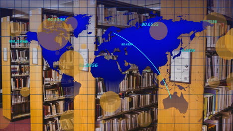Animación-De-Manchas-Y-Procesamiento-De-Datos-Con-Mapa-Mundial-Sobre-Libros-En-Estanterías-De-La-Biblioteca