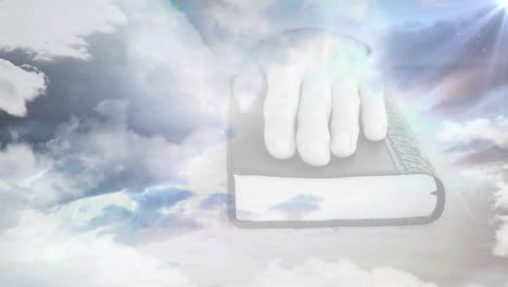 Animation-Von-Wolken-Und-Lichtspuren-über-Händen-Mit-Buch