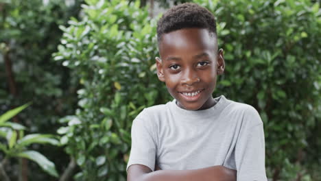 Afroamerikanischer-Junge-Lächelt-Selbstbewusst-Im-Freien