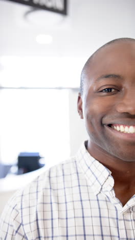 Vertikales-Video-Eines-Lächelnden-Afroamerikanischen-Arztes,-Zeitlupe,-Kopierraum