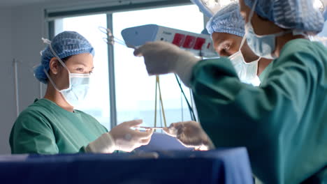 Verschiedene-Chirurginnen-Und-Chirurgen-In-Masken-Reichen-Während-Der-Operation-Chirurgische-Instrumente-Weiter,-Zeitlupe