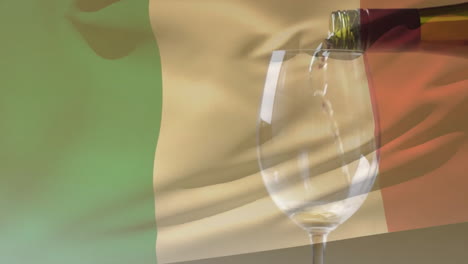 Komposit-Aus-Weißwein,-Der-In-Ein-Glas-Gegossen-Wird,-über-Dem-Hintergrund-Der-Italienischen-Flagge