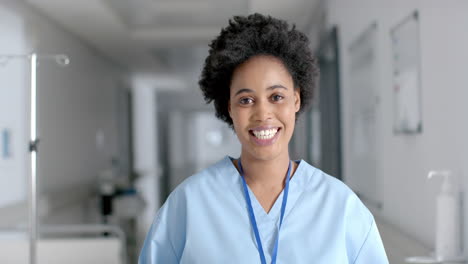 Afroamerikanische-Krankenschwester-Lächelt-Strahlend-In-Einem-Krankenhaus