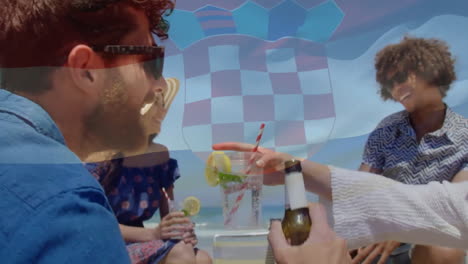 Animation-Der-Flagge-Kroatiens-über-Verschiedenen-Freunden,-Die-Cocktails-Und-Bier-Am-Sonnenstrand-Trinken