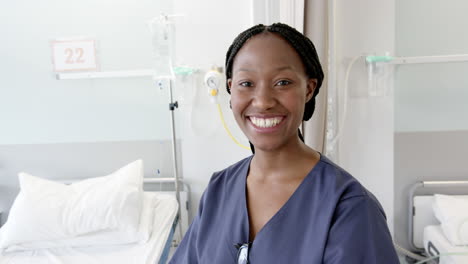 Porträt-Einer-Glücklichen-Afroamerikanischen-Ärztin-Im-Krankenhauszimmer,-Zeitlupe