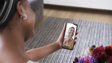 Afroamerikanische-Frau-Hält-Smartphone-Mit-Afroamerikanischem-Mann-Auf-Dem-Bildschirm
