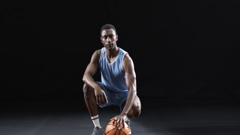 Afroamerikaner-Posiert-Selbstbewusst-Auf-Einem-Basketballplatz-Mit-Schwarzem-Hintergrund