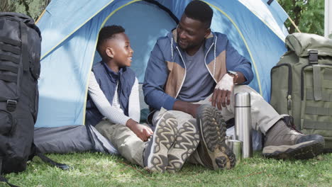 Afroamerikanischer-Vater-Und-Sohn-Genießen-Einen-Campingausflug-Im-Freien