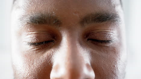 Porträt-Glücklicher-Augen-Eines-Afroamerikanischen-Mannes-Im-Krankenhaus,-Zeitlupe