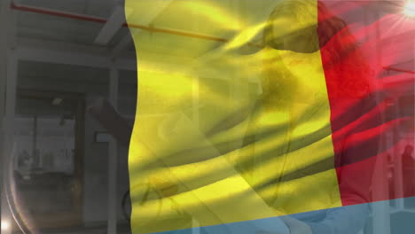 Animation-Der-Belgischen-Flagge,-Die-über-Einer-Lächelnden-Kaukasischen-Architektin-Mit-Bauplänen-Weht