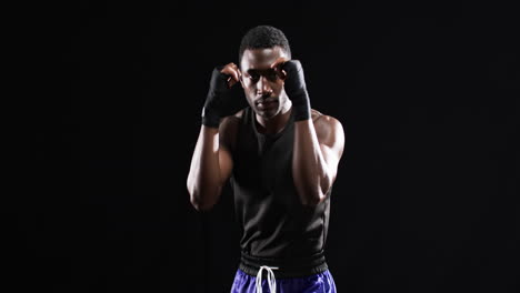Boxeador-Afroamericano-En-Una-Postura-De-Boxeo-Sobre-Un-Fondo-Negro