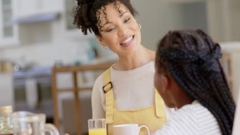 Feliz-Madre-E-Hija-Afroamericana-Hablando-Y-Desayunando-En-Casa,-Cámara-Lenta