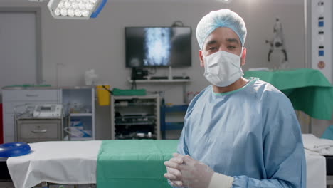 Biracial-Chirurg-In-Einem-Operationssaal,-Mit-Kopierraum