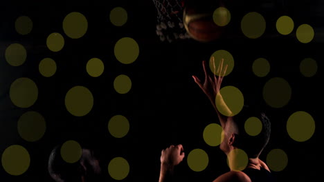Animation-Eines-Kaukasischen-Basketballspielers,-Der-Einen-Ball-Wirft-Und-Lichtpunkte-Auf-Schwarzem-Hintergrund