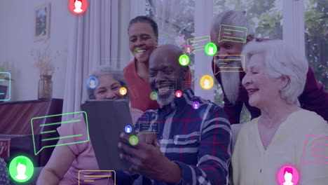 Animation-Von-Social-Media-Symbolen-Und-Daten-über-Lächelnde-ältere-Freunde-Mit-Tablet