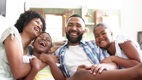 Porträt-Glücklicher-Afroamerikanischer-Eltern,-Tochter-Und-Sohn,-Die-Sich-Im-Wohnzimmer-Umarmen,-Zeitlupe