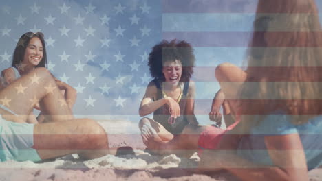 Animation-Der-Amerikanischen-Flagge-über-Glücklichen,-Unterschiedlichen-Freunden,-Die-Am-Sonnigen-Strand-Sitzen