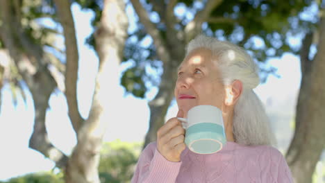 Glückliche-ältere-Frau-Mit-Gemischter-Abstammung,-Die-Zu-Hause-Auf-Dem-Balkon-Kaffee-Trinkt,-Zeitlupe