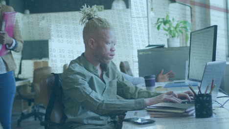 Animation-Der-Verarbeitung-Finanzieller-Daten-über-Einen-Afroamerikanischen-Albino-Geschäftsmann-Im-Büro