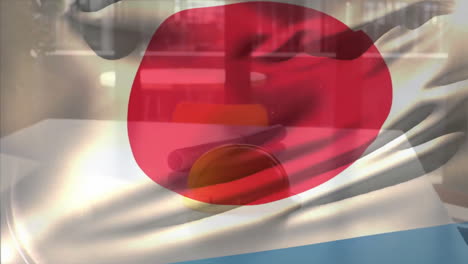 Animation-Der-Flagge-Japans-über-Einem-Schutzhelm-Und-Architektenplänen-Auf-Dem-Tisch