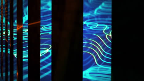 Animation-Der-Datenverarbeitung-über-Blau-Leuchtenden-Linien-Auf-Dunklem-Hintergrund