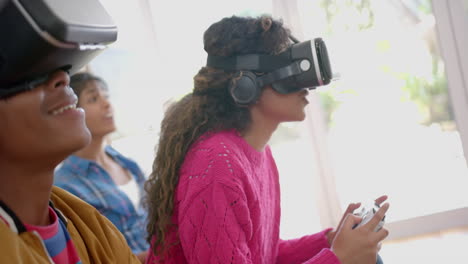 Fröhliche,-Vielfältige-Gruppe-Von-Teenager-Freunden-Mit-VR-Headsets,-Die-Zu-Hause-Videospiele-Spielen,-Zeitlupe